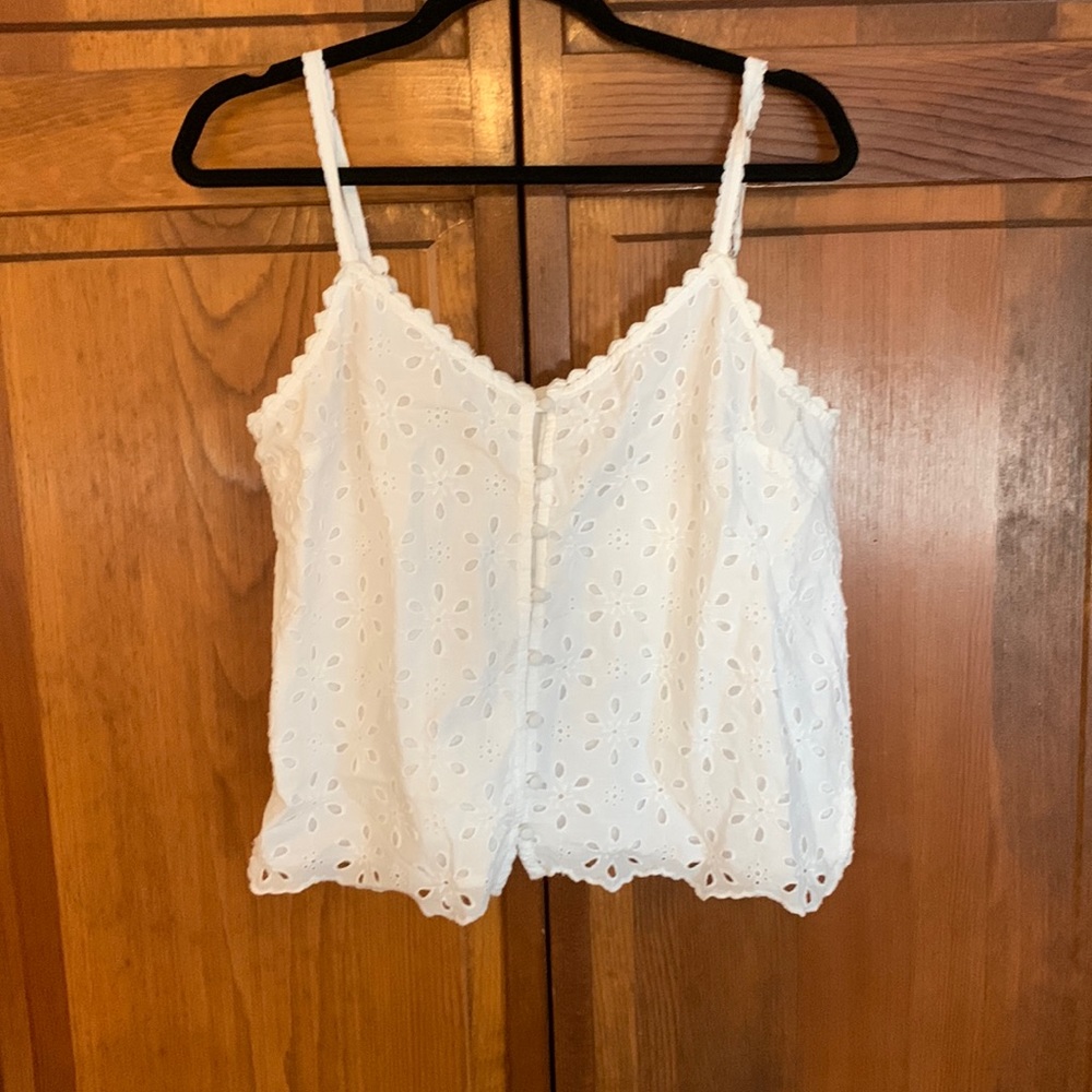 Abercrombie white top! Size large. In great condition! Hardly worn!